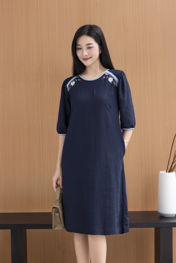 SWANLAKE | Váy Đầm Nữ Suông Cổ Tròn Vải Linen Thêu Hoa Viền Thun Tay Bí Lỡ Có Túi Công Sở D12575LW01