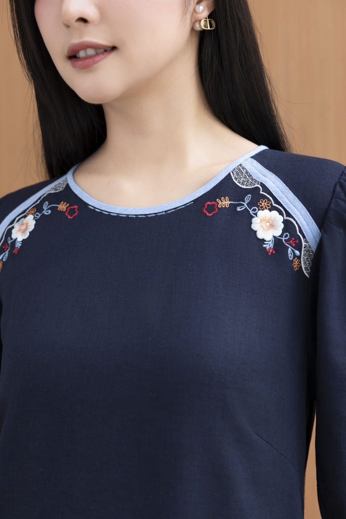 SWANLAKE | Váy Đầm Nữ Suông Cổ Tròn Vải Linen Thêu Hoa Viền Thun Tay Bí Lỡ Có Túi Công Sở D12575LW01