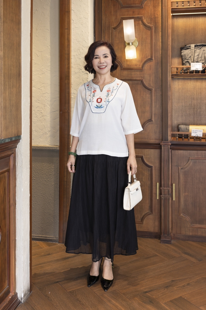 M COLLECTION | Áo Kiểu Nữ Trung Niên Tặng Mẹ Vải Lụa Gân Thêu Hoa Cổ Trụ Tay Lỡ Xẻ Vạt Áo A13020LW01