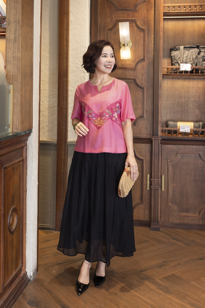 M COLLECTION | Áo Kiểu Nữ Trung Niên Tặng Mẹ Vải Lụa Gân Thêu Hoa Cổ Trụ Xẻ Vạt Áo Thanh Lịch A12910LW01