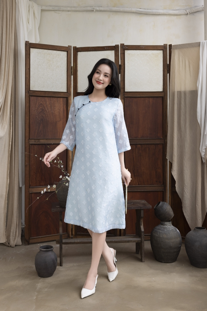 SWANLAKE | Váy Đầm Nữ Midi Cổ Tròn Tay Lỡ Vải Tơ Ép Hai Lớp Thêu Hoa Đính Nút Công Sở Tiệc D13237LW01