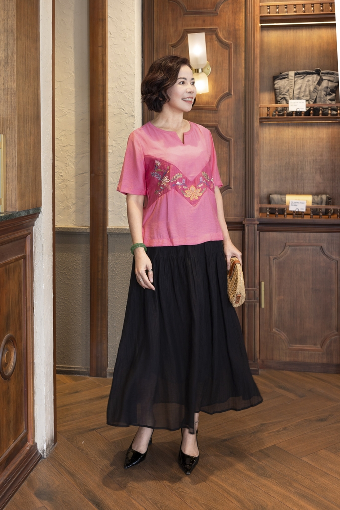 M COLLECTION | Áo Kiểu Nữ Trung Niên Tặng Mẹ Vải Lụa Gân Thêu Hoa Cổ Trụ Xẻ Vạt Áo Thanh Lịch A12910LW01