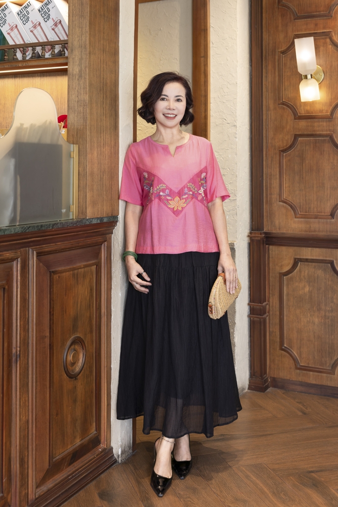 M COLLECTION | Áo Kiểu Nữ Trung Niên Tặng Mẹ Vải Lụa Gân Thêu Hoa Cổ Trụ Xẻ Vạt Áo Thanh Lịch A12910LW01