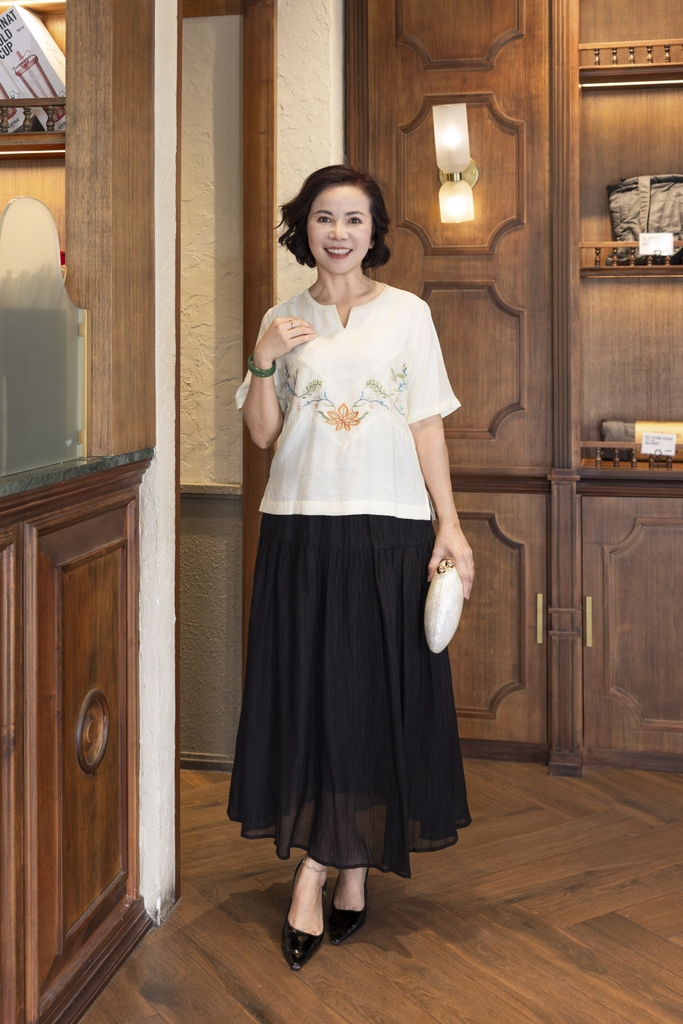 M COLLECTION | Áo Kiểu Nữ Trung Niên Tặng Mẹ Vải Lụa Gân Thêu Hoa Cổ Trụ Xẻ Vạt Áo Thanh Lịch A12910LW01