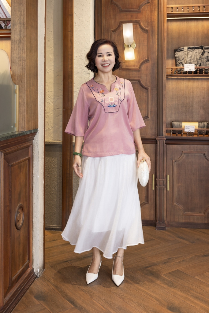 M COLLECTION | Áo Kiểu Nữ Trung Niên Tặng Mẹ Vải Lụa Gân Thêu Hoa Cổ Trụ Tay Lỡ Xẻ Vạt Áo A13020LW01