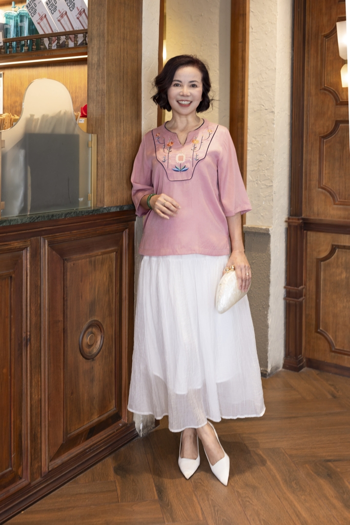 M COLLECTION | Áo Kiểu Nữ Trung Niên Tặng Mẹ Vải Lụa Gân Thêu Hoa Cổ Trụ Tay Lỡ Xẻ Vạt Áo A13020LW01