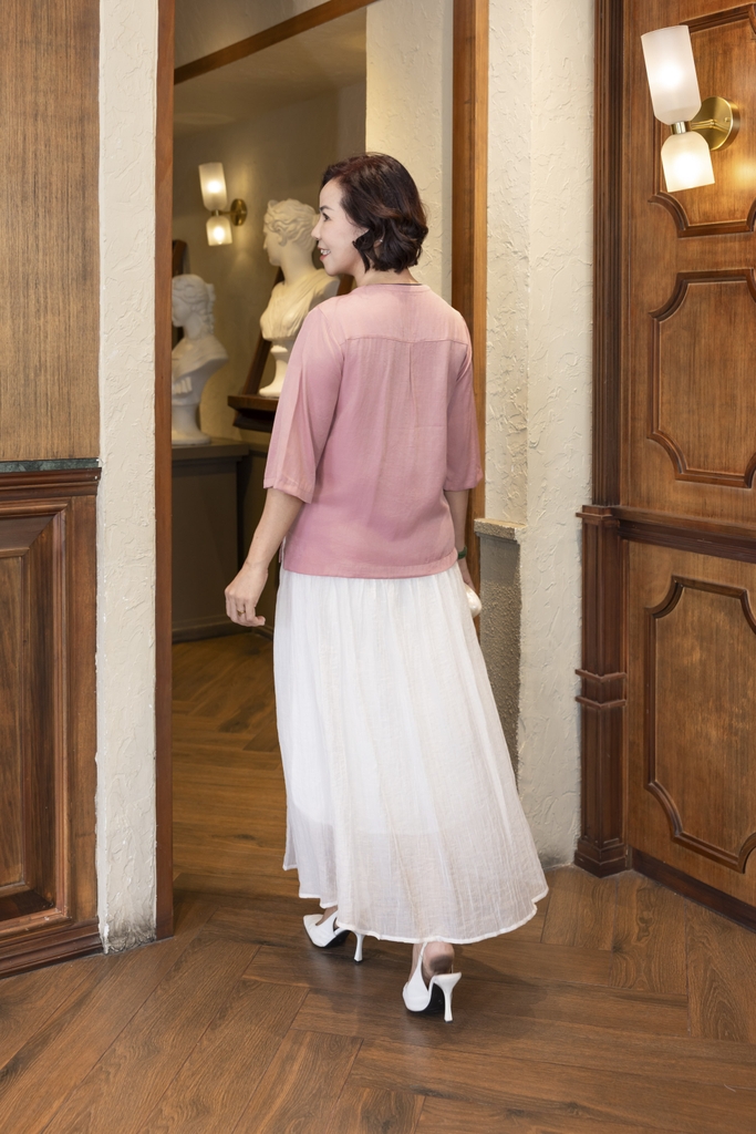 M COLLECTION | Áo Kiểu Nữ Trung Niên Tặng Mẹ Vải Lụa Gân Thêu Hoa Cổ Trụ Tay Lỡ Xẻ Vạt Áo A13020LW01