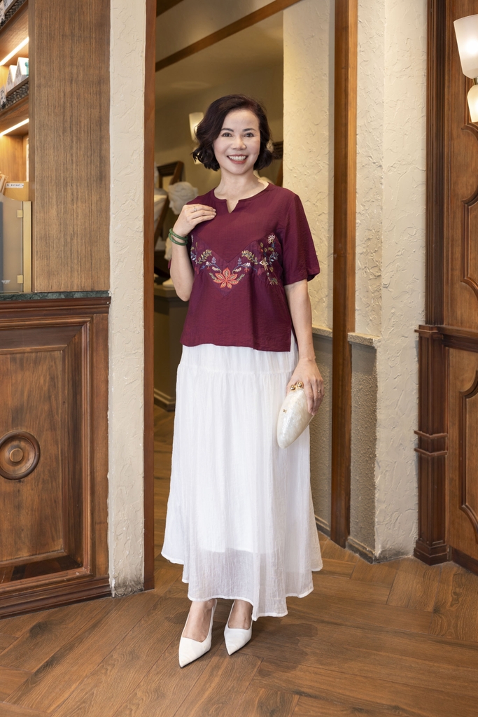 M COLLECTION | Áo Kiểu Nữ Trung Niên Tặng Mẹ Vải Lụa Gân Thêu Hoa Cổ Trụ Xẻ Vạt Áo Thanh Lịch A12910LW01