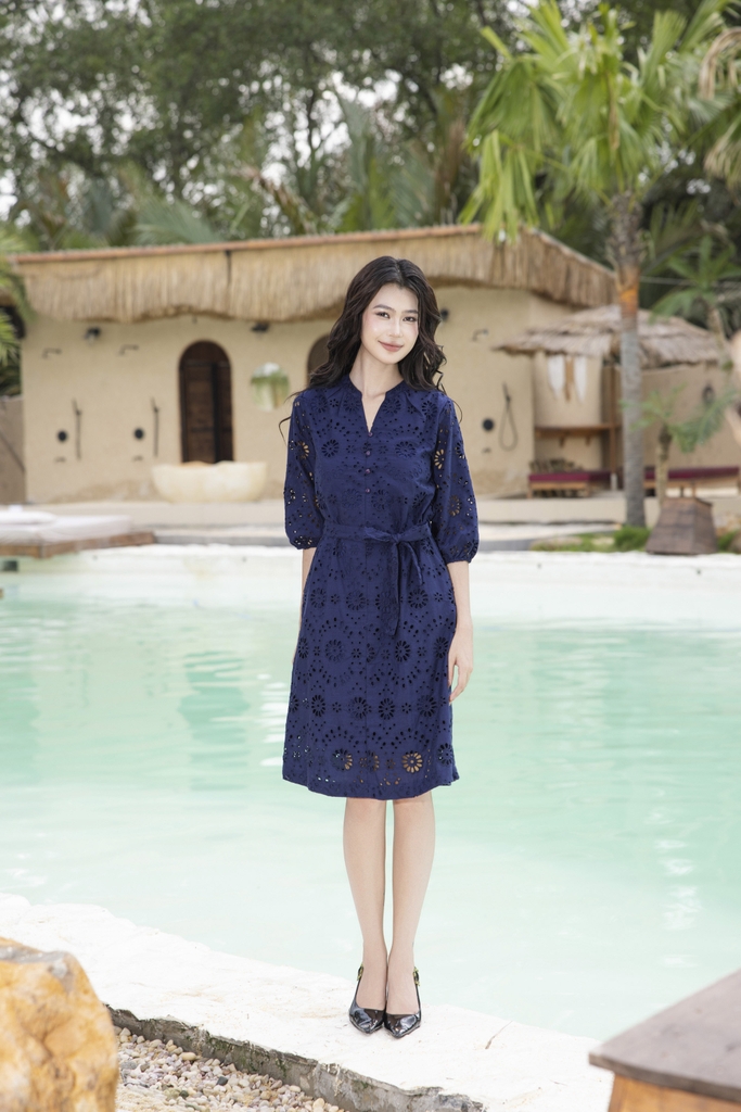 Đầm Suông Cổ Trụ Dây Thắt Eo Cotton Thêu Đục Lỗ D12671LW01