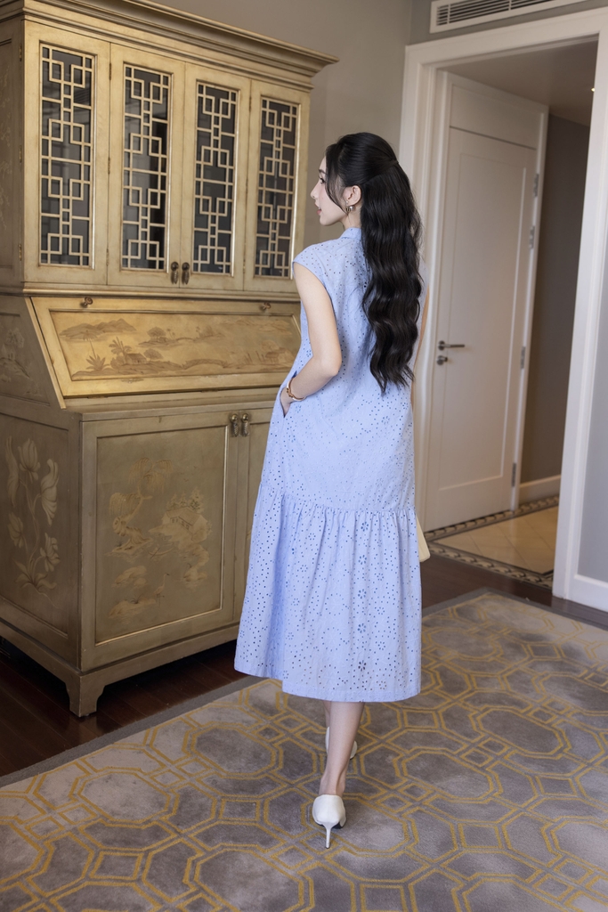 SWANLAKE | Váy Đầm Nữ Maxi Sơ Mi Suông Sát Nách Đuôi Cá Cotton Thêu Hoa Đục Lỗ Cài Nút Có Túi D12905LW01