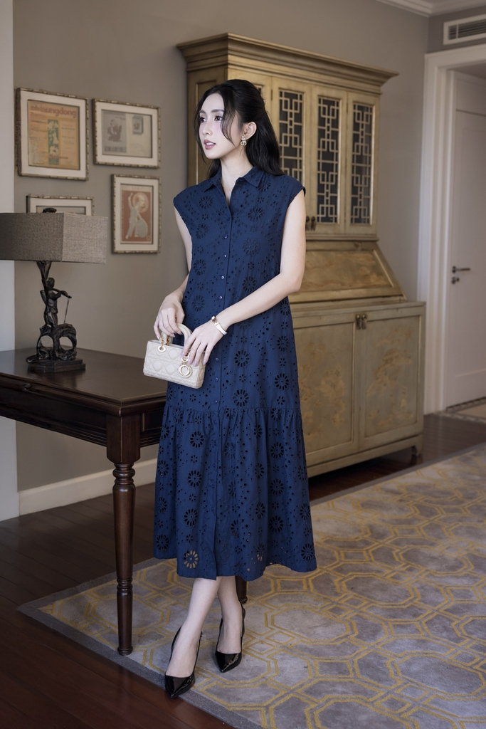 SWANLAKE | Váy Đầm Nữ Maxi Sơ Mi Suông Sát Nách Đuôi Cá Cotton Thêu Hoa Đục Lỗ Cài Nút Có Túi D12905LW01