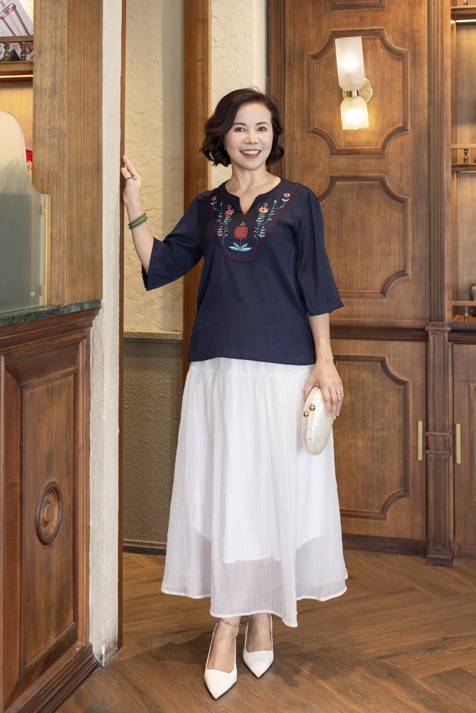 M COLLECTION | Áo Kiểu Nữ Trung Niên Tặng Mẹ Vải Lụa Gân Thêu Hoa Cổ Trụ Tay Lỡ Xẻ Vạt Áo A13020LW01