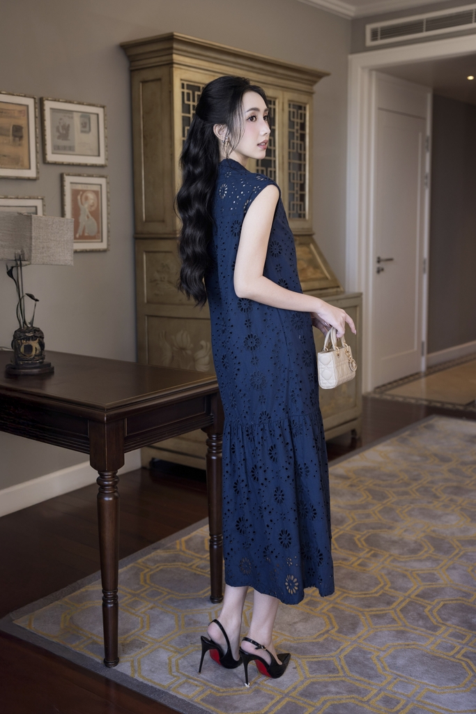 SWANLAKE | Váy Đầm Nữ Maxi Sơ Mi Suông Sát Nách Đuôi Cá Cotton Thêu Hoa Đục Lỗ Cài Nút Có Túi D12905LW01