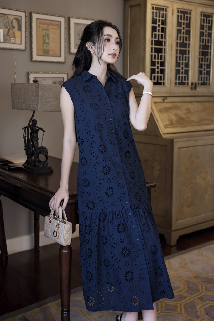 SWANLAKE | Váy Đầm Nữ Maxi Sơ Mi Suông Sát Nách Đuôi Cá Cotton Thêu Hoa Đục Lỗ Cài Nút Có Túi D12905LW01