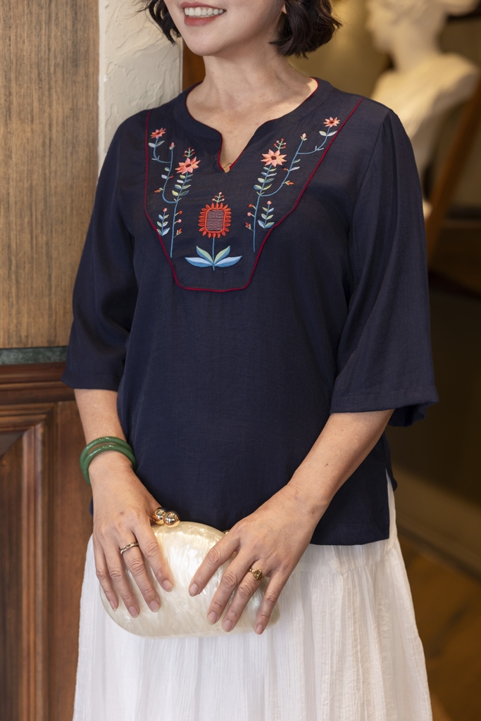 M COLLECTION | Áo Kiểu Nữ Trung Niên Tặng Mẹ Vải Lụa Gân Thêu Hoa Cổ Trụ Tay Lỡ Xẻ Vạt Áo A13020LW01