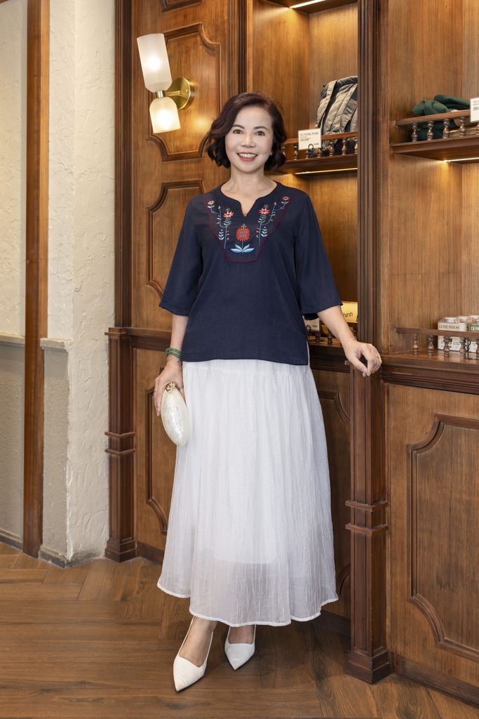 M COLLECTION | Áo Kiểu Nữ Trung Niên Tặng Mẹ Vải Lụa Gân Thêu Hoa Cổ Trụ Tay Lỡ Xẻ Vạt Áo A13020LW01