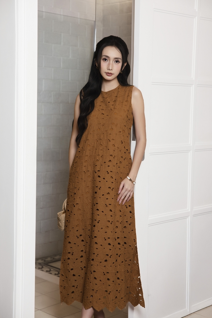SWANLAKE | Váy Đầm Nữ Sát Nách Maxi Suông Xẻ Tà Vải Cotton Thêu Đục Lỗ Có Lót Cổ Tròn Có Túi D11719LW14