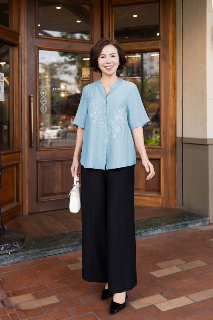 M COLLECTION | Áo Kiểu Nữ Trung Niên Tặng Mẹ, Bà Cài Nút Cổ Trụ Lụa Thêu Hoa Chìm Tay Ngắn A11460LW01