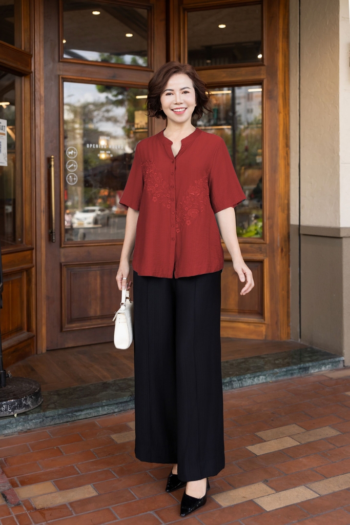 M COLLECTION | Áo Kiểu Nữ Trung Niên Tặng Mẹ, Bà Cài Nút Cổ Trụ Lụa Thêu Hoa Chìm Tay Ngắn A11460LW01