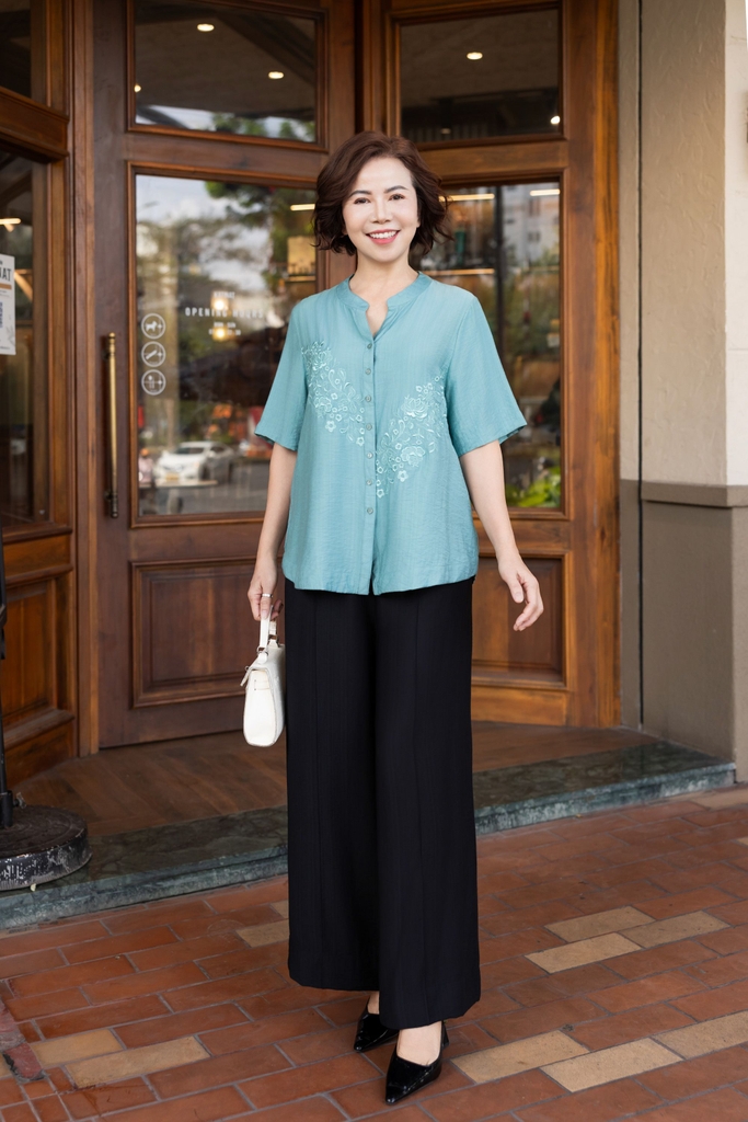 M COLLECTION | Áo Kiểu Nữ Trung Niên Tặng Mẹ, Bà Cài Nút Cổ Trụ Lụa Thêu Hoa Chìm Tay Ngắn A11460LW01