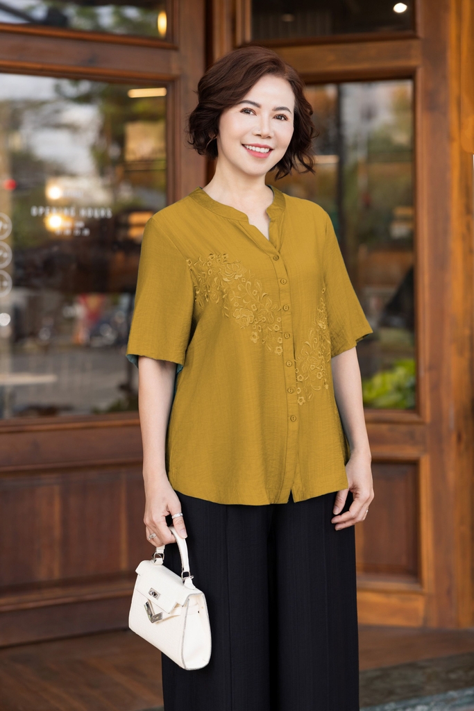 M COLLECTION | Áo Kiểu Nữ Trung Niên Tặng Mẹ, Bà Cài Nút Cổ Trụ Lụa Thêu Hoa Chìm Tay Ngắn A11460LW01