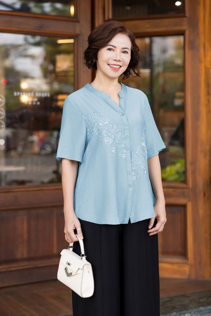 M COLLECTION | Áo Kiểu Nữ Trung Niên Tặng Mẹ, Bà Cài Nút Cổ Trụ Lụa Thêu Hoa Chìm Tay Ngắn A11460LW01
