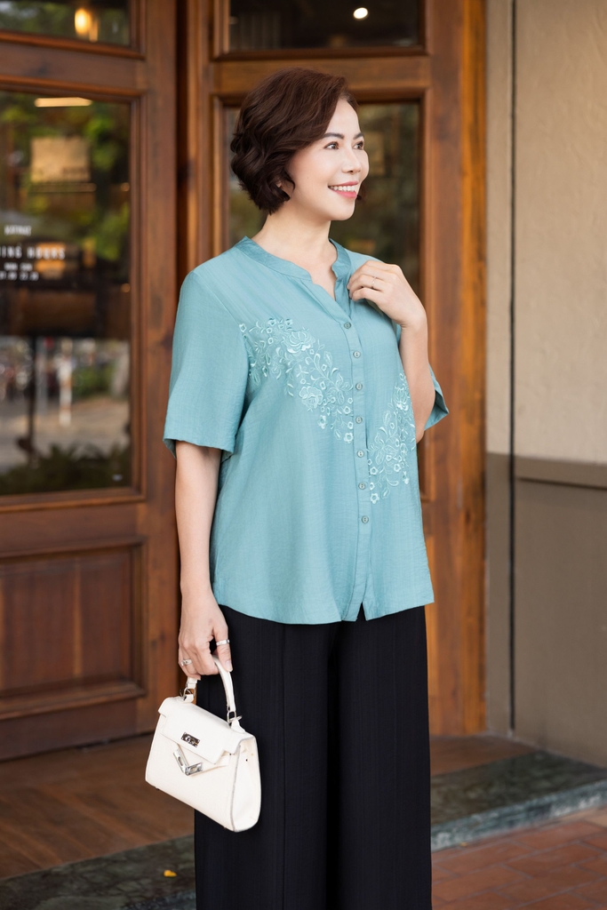 M COLLECTION | Áo Kiểu Nữ Trung Niên Tặng Mẹ, Bà Cài Nút Cổ Trụ Lụa Thêu Hoa Chìm Tay Ngắn A11460LW01