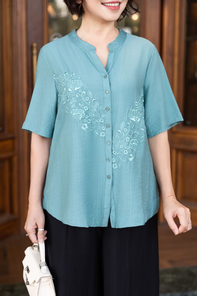 M COLLECTION | Áo Kiểu Nữ Trung Niên Tặng Mẹ, Bà Cài Nút Cổ Trụ Lụa Thêu Hoa Chìm Tay Ngắn A11460LW01