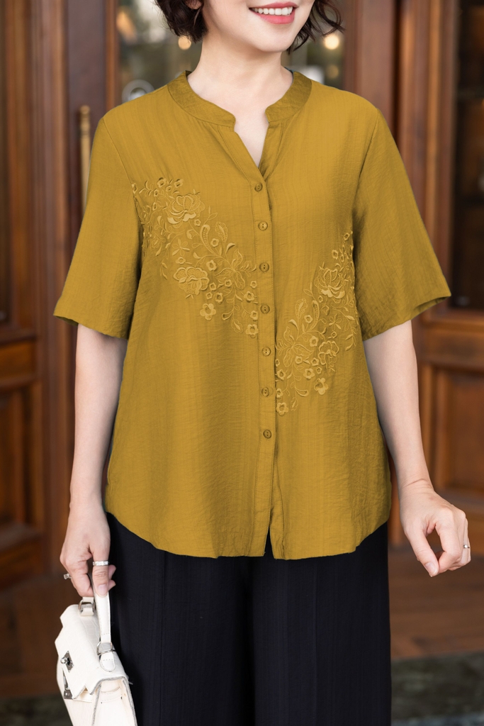 M COLLECTION | Áo Kiểu Nữ Trung Niên Tặng Mẹ, Bà Cài Nút Cổ Trụ Lụa Thêu Hoa Chìm Tay Ngắn A11460LW01