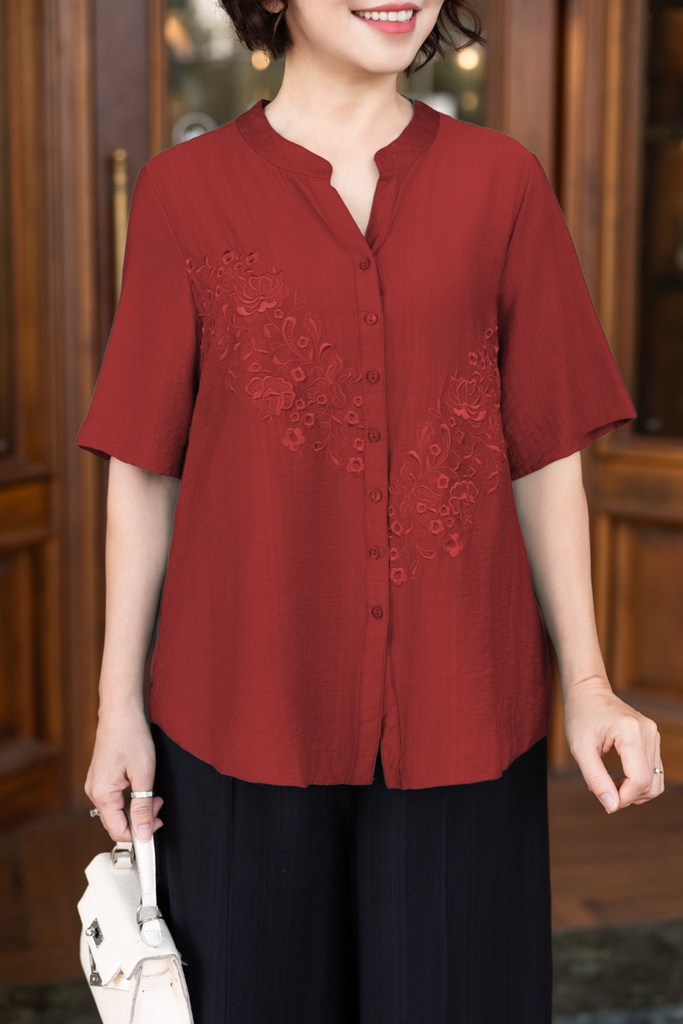 M COLLECTION | Áo Kiểu Nữ Trung Niên Tặng Mẹ, Bà Cài Nút Cổ Trụ Lụa Thêu Hoa Chìm Tay Ngắn A11460LW01