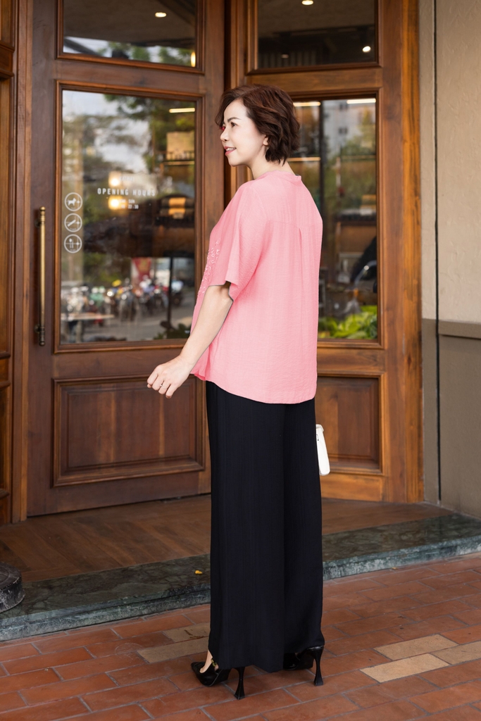 M COLLECTION | Áo Kiểu Nữ Trung Niên Tặng Mẹ, Bà Cài Nút Cổ Trụ Lụa Thêu Hoa Chìm Tay Ngắn A11460LW01