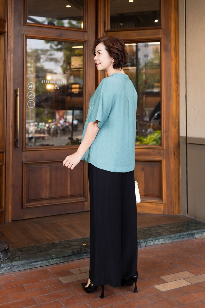 M COLLECTION | Áo Kiểu Nữ Trung Niên Tặng Mẹ, Bà Cài Nút Cổ Trụ Lụa Thêu Hoa Chìm Tay Ngắn A11460LW01