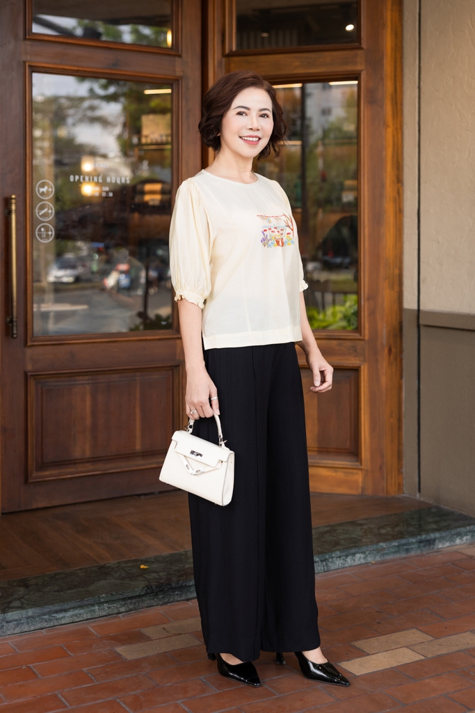 M COLLECTION | Áo Kiểu Nữ Trung Niên Tặng Mẹ, Bà Tơ Cotton Thêu Hoa Cổ Tròn Tay Bí Lỡ Bo Chun A11564LW01