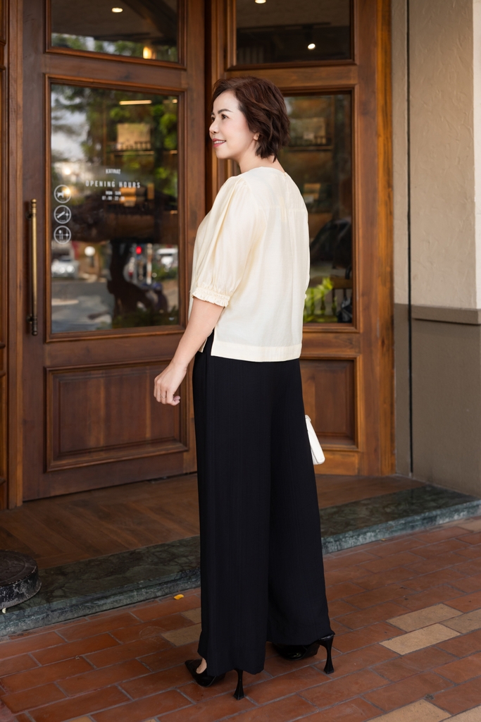 M COLLECTION | Áo Kiểu Nữ Trung Niên Tặng Mẹ, Bà Tơ Cotton Thêu Hoa Cổ Tròn Tay Bí Lỡ Bo Chun A11564LW01