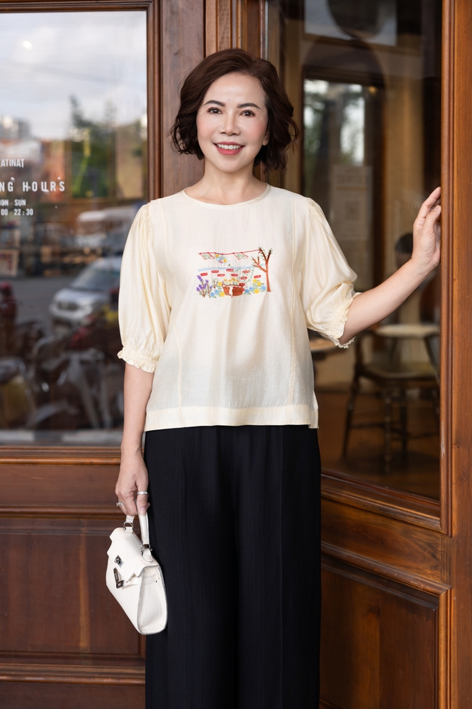 M COLLECTION | Áo Kiểu Nữ Trung Niên Tặng Mẹ, Bà Tơ Cotton Thêu Hoa Cổ Tròn Tay Bí Lỡ Bo Chun A11564LW01