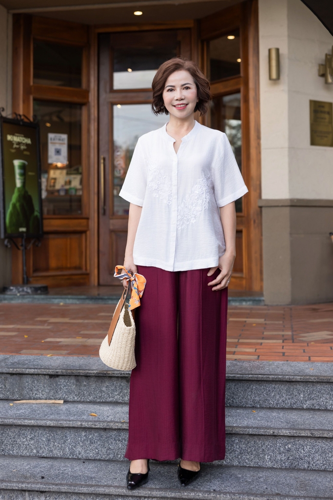 M COLLECTION | Áo Kiểu Nữ Trung Niên Tặng Mẹ, Bà Cài Nút Cổ Trụ Lụa Thêu Hoa Chìm Tay Ngắn A11460LW01