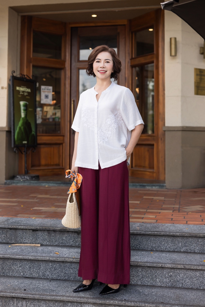 M COLLECTION | Áo Kiểu Nữ Trung Niên Tặng Mẹ, Bà Cài Nút Cổ Trụ Lụa Thêu Hoa Chìm Tay Ngắn A11460LW01