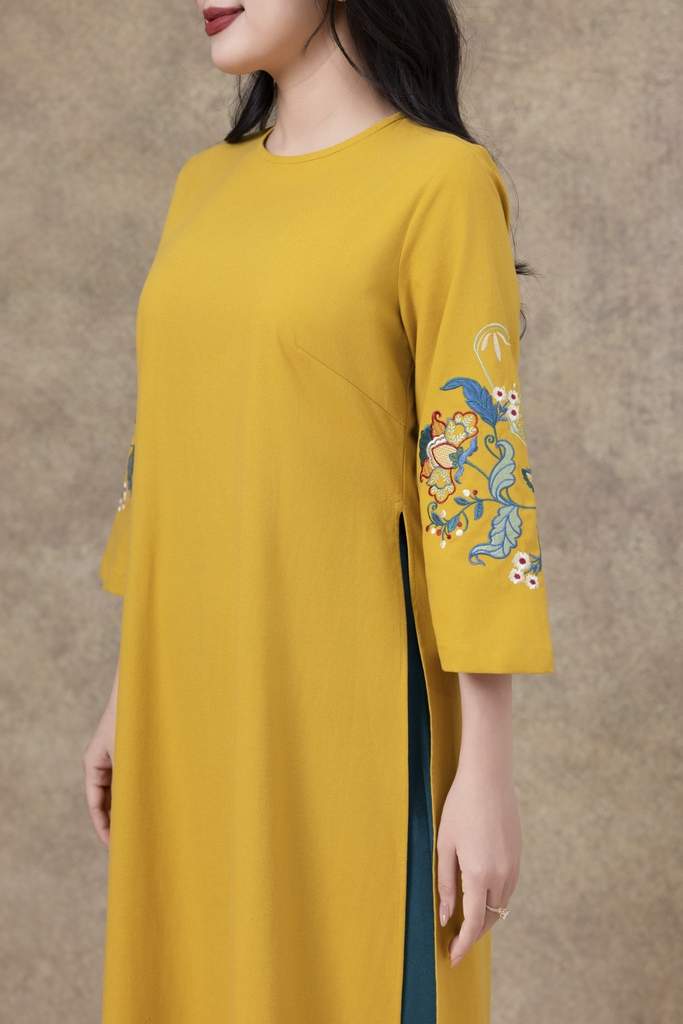 SWANLAKE | Áo Dài Cách Tân Nữ Phom Suông Cổ Tròn Chất Vải Linen Bột Thêu Hoa Tay Lỡ L13120LW01