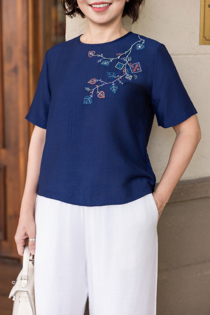 M COLLECTION | Áo Kiểu Nữ Trung Niên Tặng Mẹ, Bà Vải Lụa Thêu Hoa Hè Mát Mẻ Cổ Tròn Tay Ngắn A12296LW01