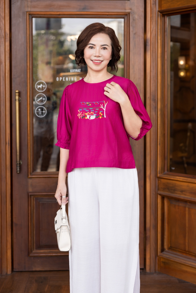 M COLLECTION | Áo Kiểu Nữ Trung Niên Tặng Mẹ, Bà Tơ Cotton Thêu Hoa Cổ Tròn Tay Bí Lỡ Bo Chun A11564LW01