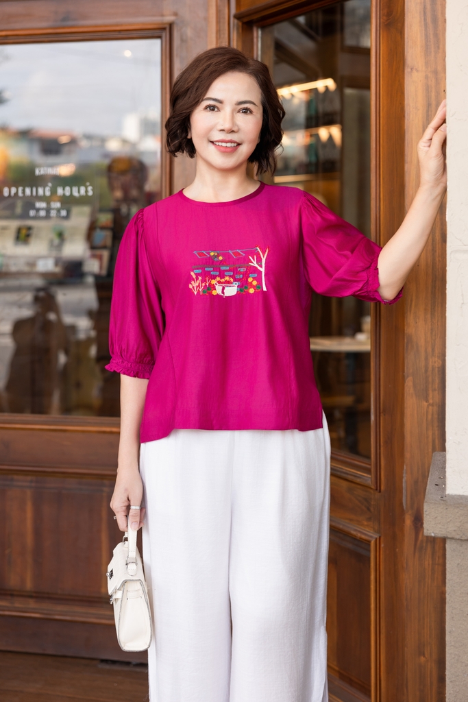 M COLLECTION | Áo Kiểu Nữ Trung Niên Tặng Mẹ, Bà Tơ Cotton Thêu Hoa Cổ Tròn Tay Bí Lỡ Bo Chun A11564LW01