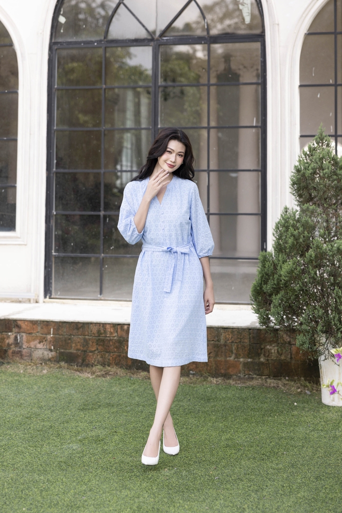 SWANLAKE | Váy Đầm Nữ Suông Cô Trụ Cài Nút Dây Thắt Eo Cotton Thêu Đục Lỗ Tay Bí Lỡ Có Túi D12671LW01
