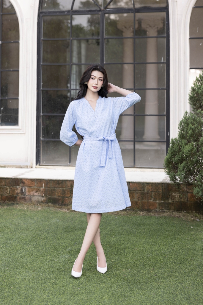 SWANLAKE | Váy Đầm Nữ Suông Cô Trụ Cài Nút Dây Thắt Eo Cotton Thêu Đục Lỗ Tay Bí Lỡ Có Túi D12671LW01