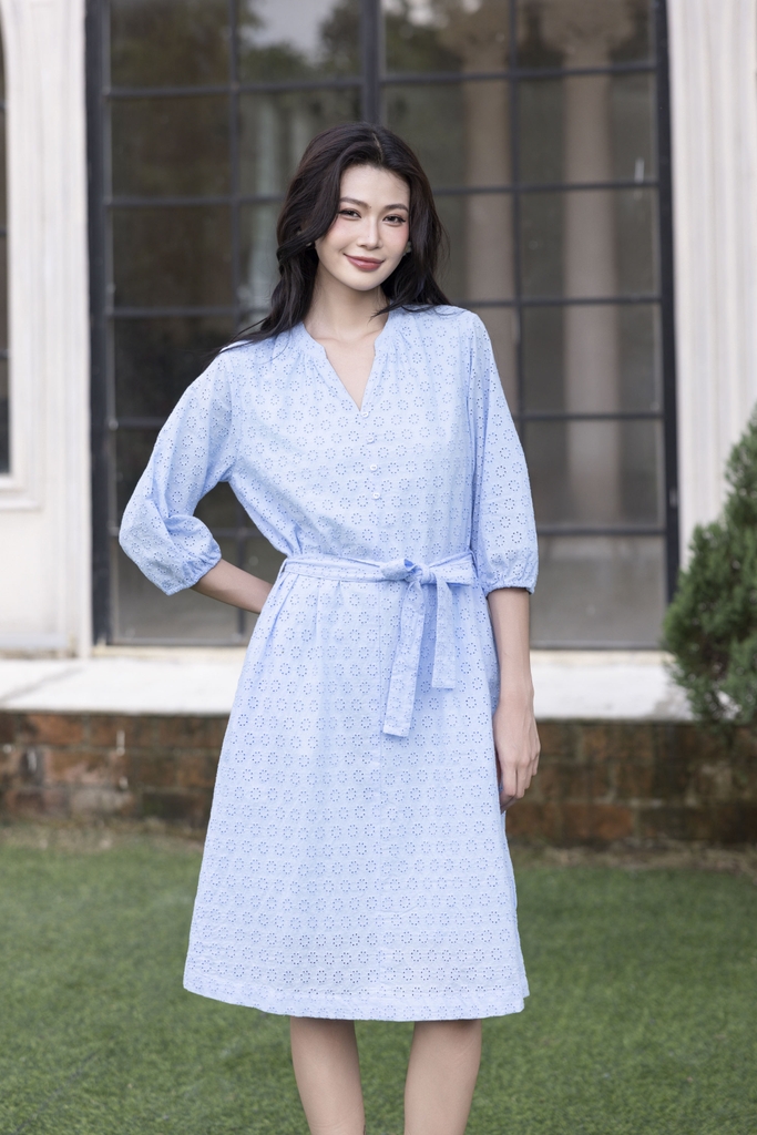 SWANLAKE | Váy Đầm Nữ Suông Cô Trụ Cài Nút Dây Thắt Eo Cotton Thêu Đục Lỗ Tay Bí Lỡ Có Túi D12671LW01