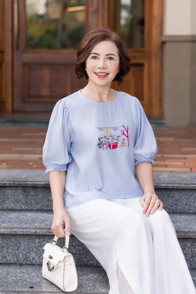 M COLLECTION | Áo Kiểu Nữ Trung Niên Tặng Mẹ, Bà Tơ Cotton Thêu Hoa Cổ Tròn Tay Bí Lỡ Bo Chun A11564LW01