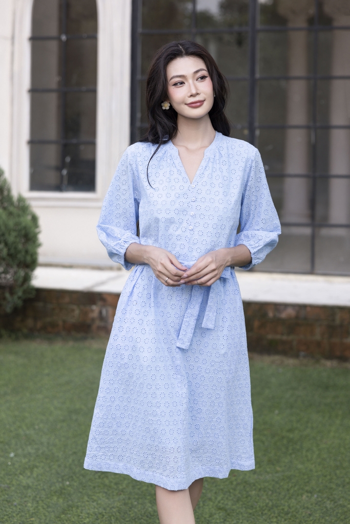 SWANLAKE | Váy Đầm Nữ Suông Cô Trụ Cài Nút Dây Thắt Eo Cotton Thêu Đục Lỗ Tay Bí Lỡ Có Túi D12671LW01