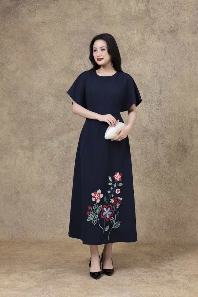 SWANLAKE | Váy Đầm Nữ Cổ Tròn Vải Lụa Dày Thêu Hoa Nhấn Eo Tay Cánh Dơi Sang Trọng Đi Tiệc D13250LW01