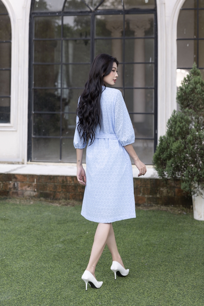 SWANLAKE | Váy Đầm Nữ Suông Cô Trụ Cài Nút Dây Thắt Eo Cotton Thêu Đục Lỗ Tay Bí Lỡ Có Túi D12671LW01