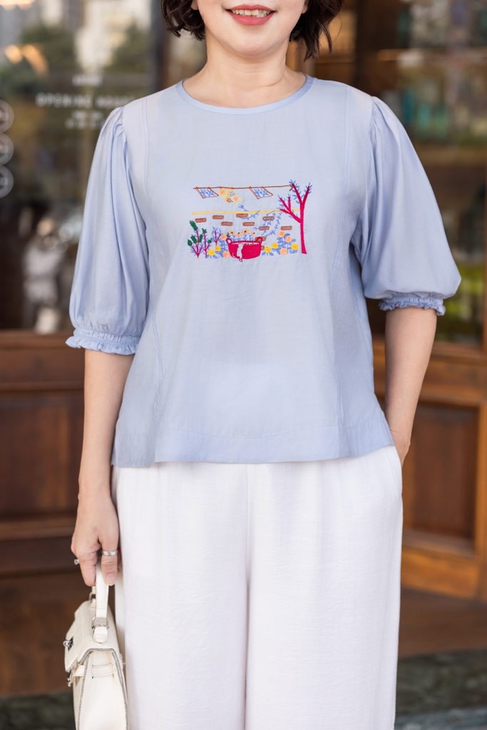 M COLLECTION | Áo Kiểu Nữ Trung Niên Tặng Mẹ, Bà Tơ Cotton Thêu Hoa Cổ Tròn Tay Bí Lỡ Bo Chun A11564LW01