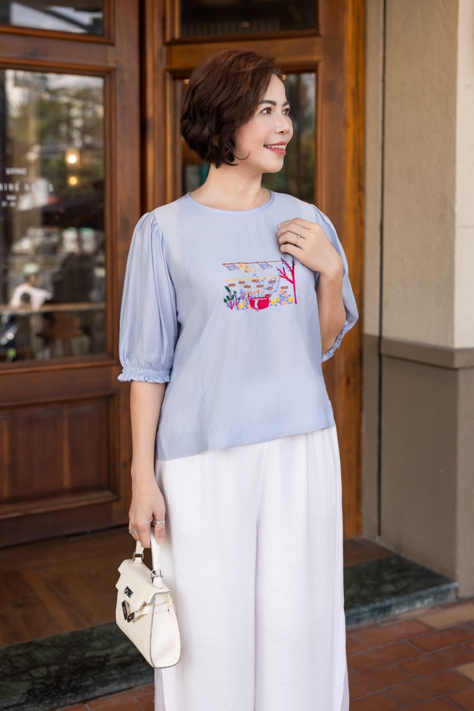 M COLLECTION | Áo Kiểu Nữ Trung Niên Tặng Mẹ, Bà Tơ Cotton Thêu Hoa Cổ Tròn Tay Bí Lỡ Bo Chun A11564LW01